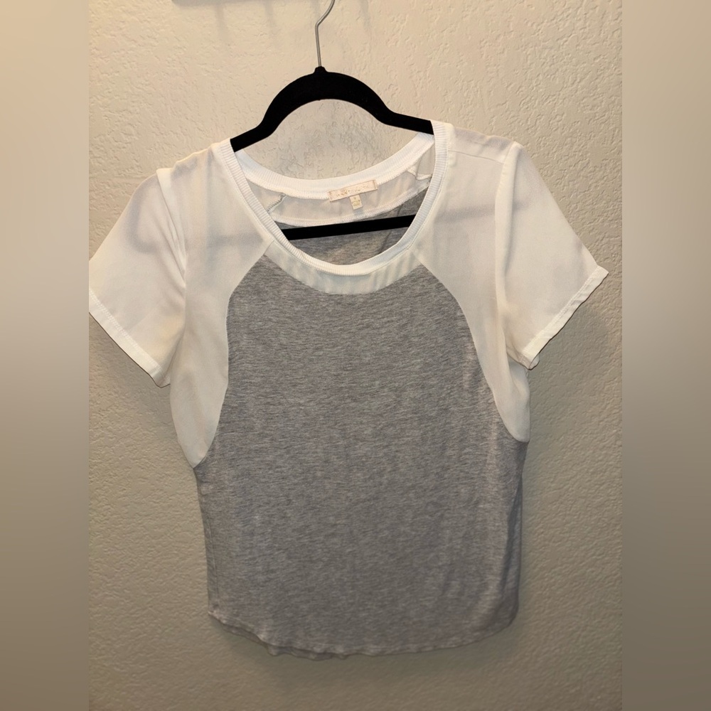 Under Skies Women's Size Small Gray and White Top